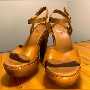 Ugg - Wood and Leather Heels, Size 7